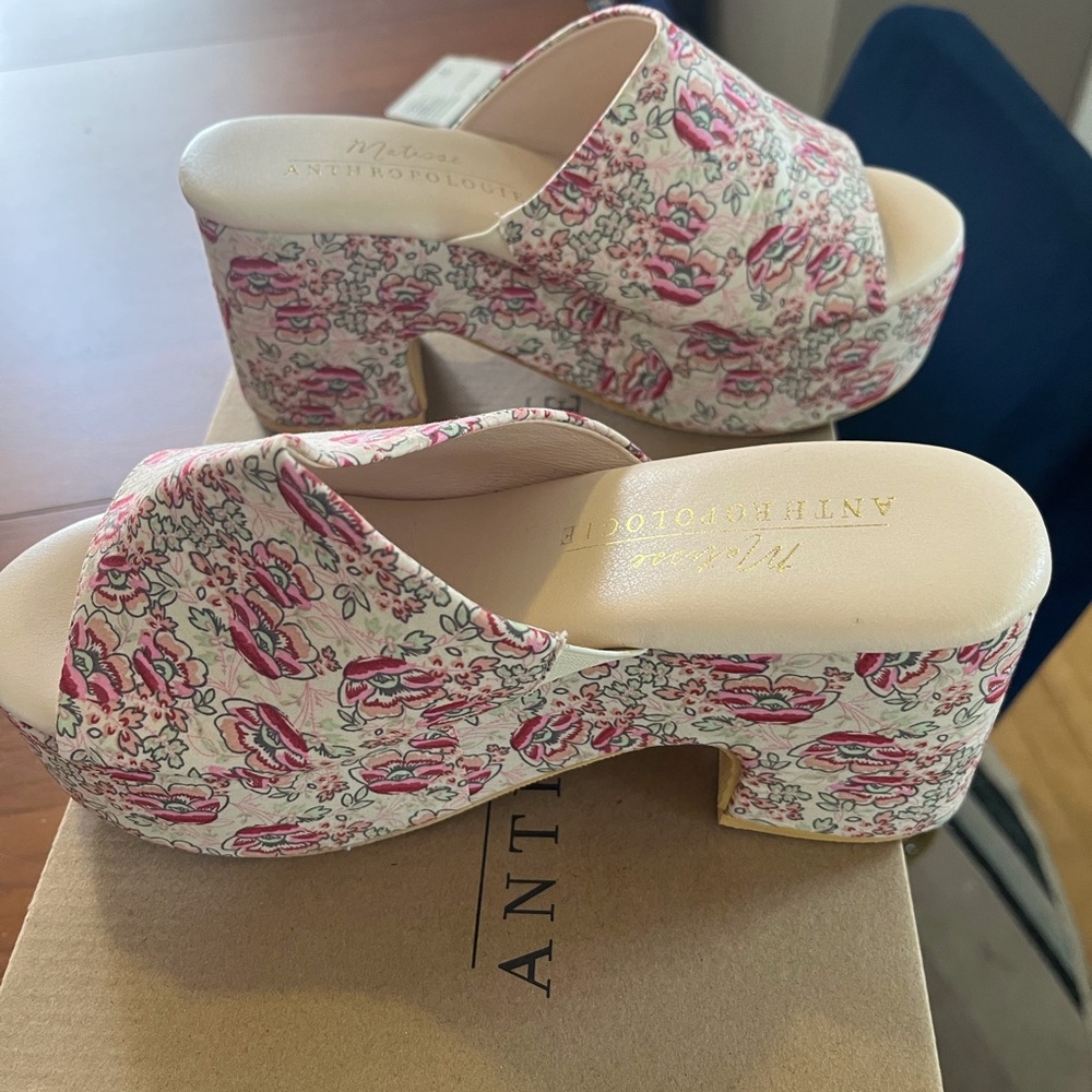 Matisse Terry Platform Sandal in pink floral size 6